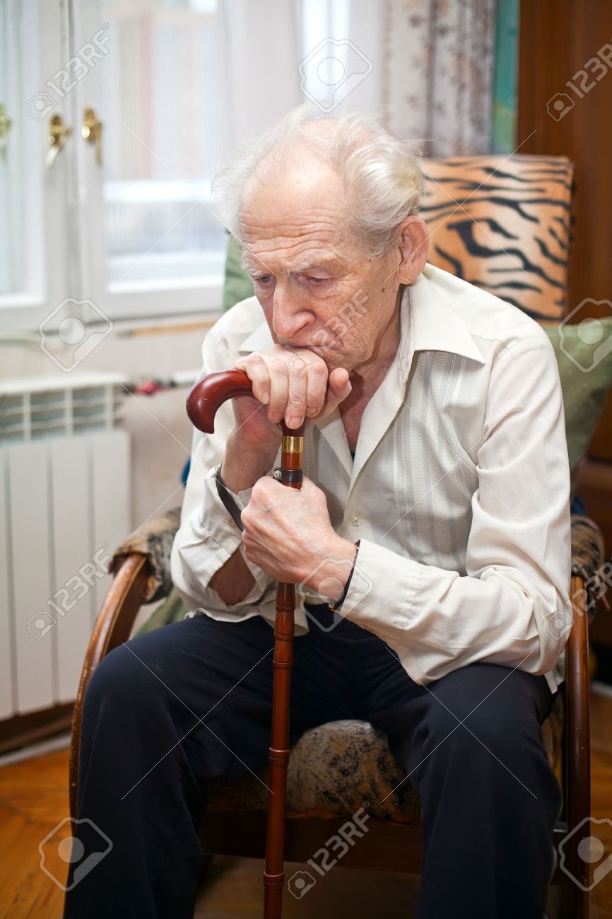 12537801-traurig-einsamer-alter-Mann-in-einem-Sessel-sitzend-mit-seinem-Stock-Lizenzfreie-Bilder.jpg