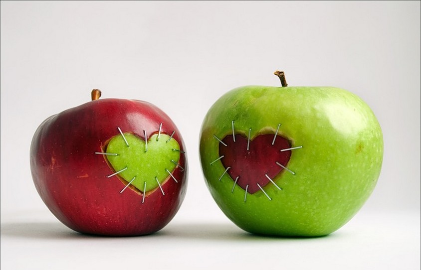 aşk yama iki yeşil kırmızı elma yamalar karşılıklı dikilmiş aşk açığına.jpg