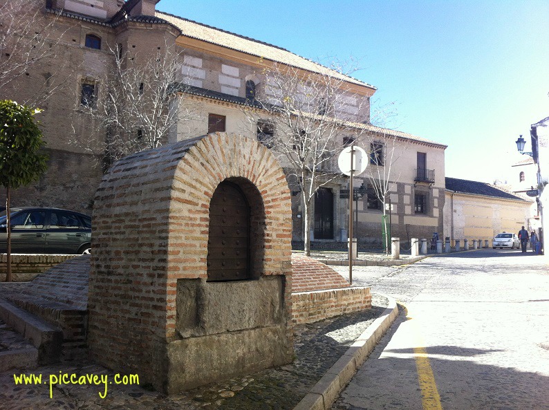 Aljibe-de-la-Plaza-del-Salvador.jpg