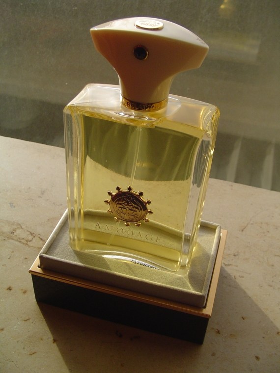 amouage jubilation xxv eski versiyon fildişi kapak.jpg