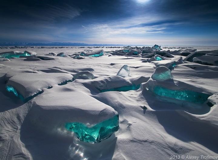 baykal gölü turkuaz renklerde yükselen buzullar sibirya.jpeg