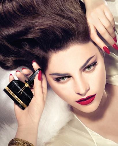 Black Orchid Tom Ford for women bayan mankenin elinde parfüm küçük.jpg