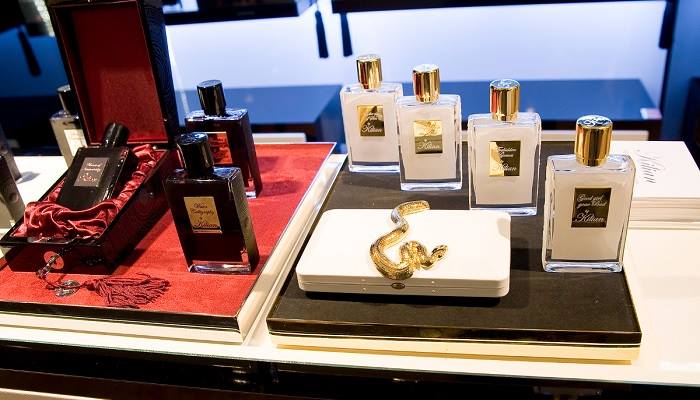 by kilian parfümleri siyah beyaz şişeli ve altın yılan kutu.jpg
