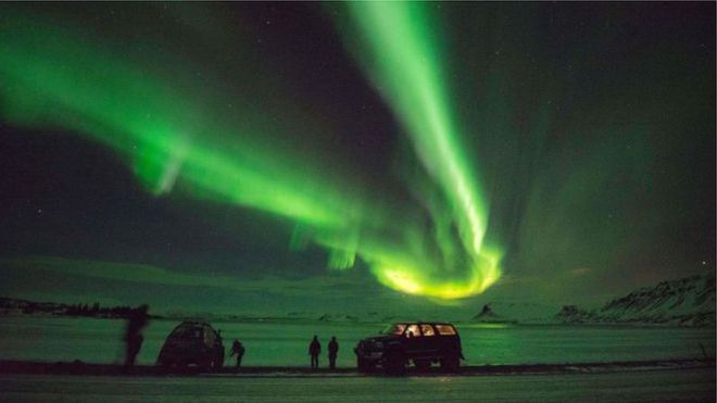 izlanda kuzey ışıkları yol araçlar insanlar _94655573_izlanda1.jpg