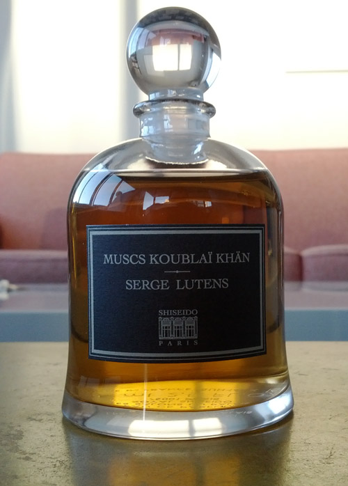 Muscs Koublai Khan Serge Lutens oda ışığında şişe rengi 100 ml.jpg