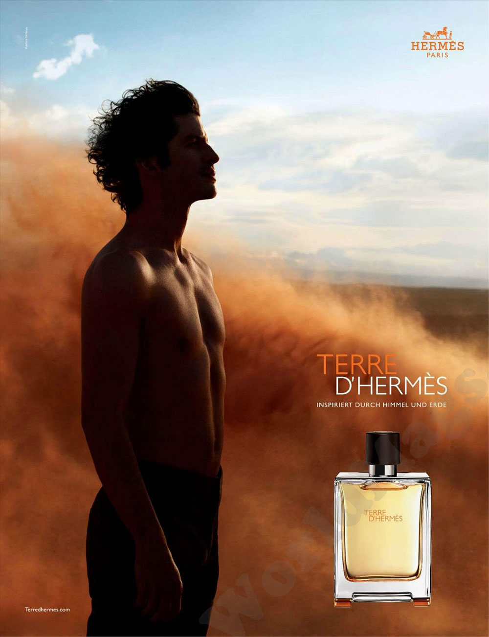 sghermester-2Terre d'Hermes Hermes for men çöle bakan genç kumlar.jpg