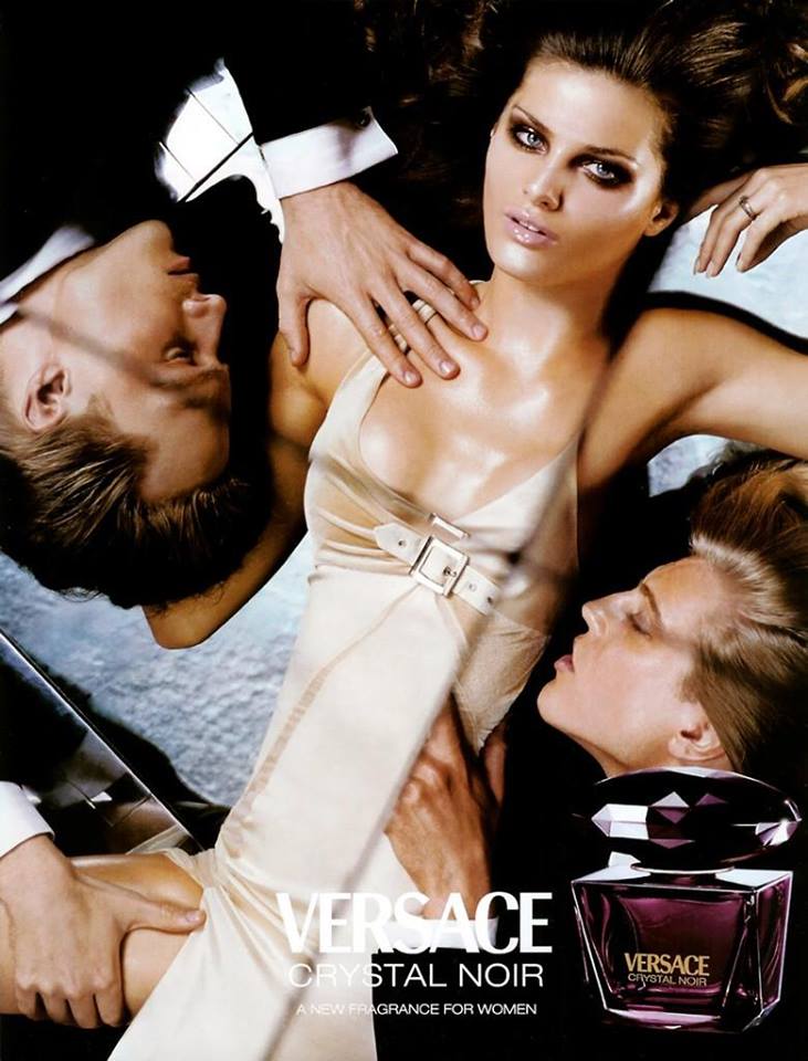 Versace cyristal noir for woman bayan mankenli erotik resim küçültülmüş.jpg
