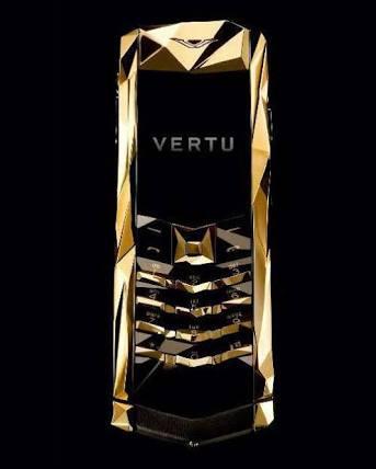 vertu altın kaplaam eski tarz teelfon 30 bin dolar.jpg