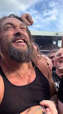Momoa, Pantera'nın sahne aldığı sırada seyircilerin arasına karıştı ve mosh-pit'e dahil oldu. Momoa, Pantera'nın sahne aldığı sırada seyircilerin arasına karıştı ve mosh-pit'e dahil oldu.